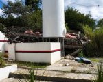 VÍDEO: caminhão carregado com porcos tomba sobre casa e mulher grávida morre na Grande BH