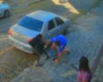 VÍDEO: homem reage a tentativa de assalto e entra em luta com suspeito em BH