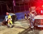 Carro bate em muro e fica tombado na avenida Mário Werneck, em BH
