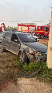 Motorista embriagado bate em poste na BR-494 em Divin&oacute;polis e &eacute; levado para a UPA