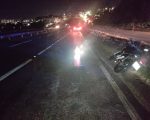Motociclista cai na MG-050, em Divinópolis, e escapa de ser atropelada por outro carro