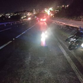 Motociclista cai na MG-050, em Divinópolis, e escapa de ser atropelada por outro carro