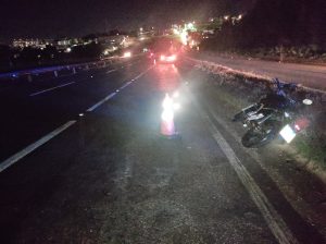 Motociclista cai na MG-050, em Divin&oacute;polis, e escapa de ser atropelada por outro carro