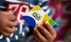 Caixa paga Bolsa Fam&iacute;lia a benefici&aacute;rios com NIS de final 3