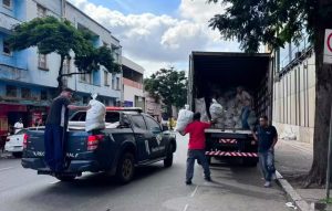 Opera&ccedil;&atilde;o da Receita Federal apreende mercadorias e prende dois homens em shopping popular de BH