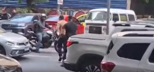 V&Iacute;DEO: homem furta bolsa com 16 mil d&oacute;lares no Centro de BH, tenta fugir e acaba preso