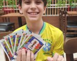 Febre do álbum da Copa volta às ruas, mas preços assustam famílias e afastam crianças da brincadeira