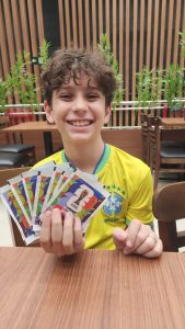 Febre do álbum da Copa volta às ruas, mas preços assustam famílias e afastam crianças da brincadeira