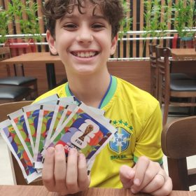 Febre do álbum da Copa volta às ruas, mas preços assustam famílias e afastam crianças da brincadeira