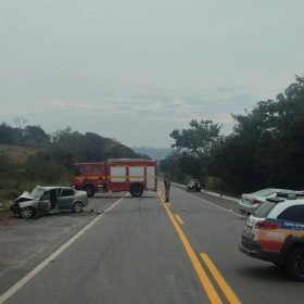 Mulher morre após colisão entre veículos na BR-494