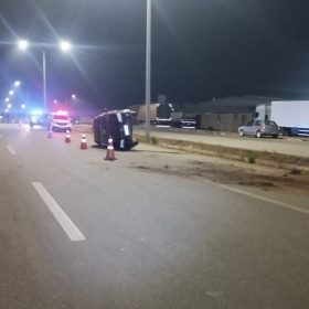 Motorista perde controle e carro capota em Cláudio