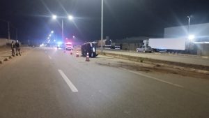 Motorista perde controle e carro capota em Cláudio