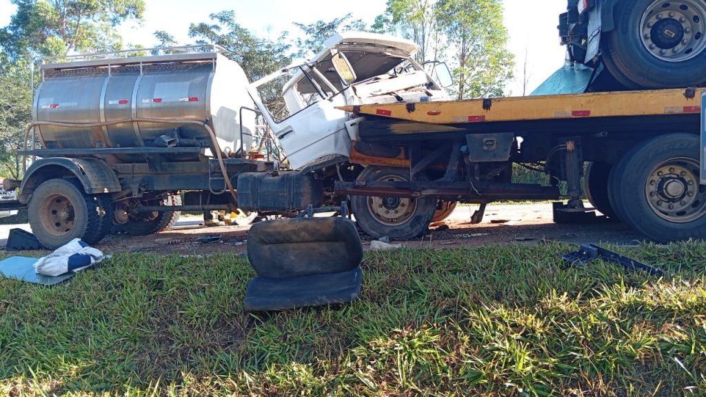 Batida entre caminh&otilde;es deixa motorista gravemente ferido na MG-050