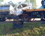 Batida entre caminhões deixa motorista gravemente ferido na MG-050