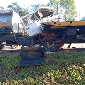 Batida entre caminhões deixa motorista gravemente ferido na MG-050