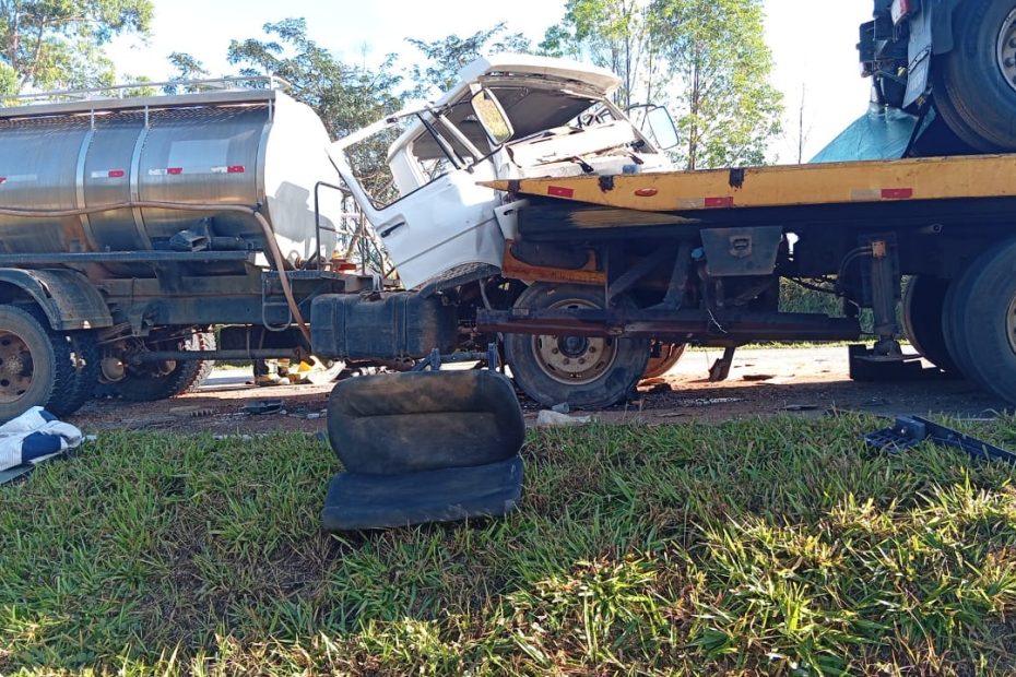 Batida entre caminhões deixa motorista gravemente ferido na MG-050