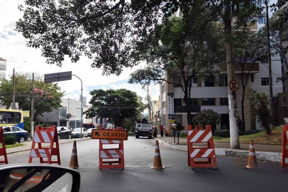 Av. JK é interditada nesta segunda (11) para reparos no asfalto; veja trecho