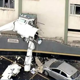 Avi&atilde;o bate em pr&eacute;dio e deixa dois mortos em BH
