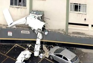 Avi&atilde;o bate em pr&eacute;dio e deixa dois mortos em BH
