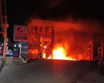 Incêndio atinge posto de gasolina após carro bater em bomba de combustível em Ribeirão das Neves
