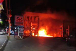 Incêndio atinge posto de gasolina após carro bater em bomba de combustível em Ribeirão das Neves