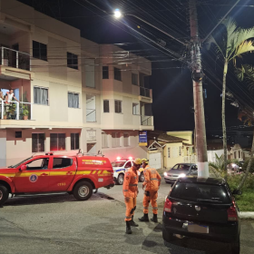 Bombeiros são acionados para resgatar vítima presa às ferragens após acidente em Oliveira