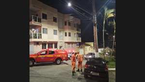 Bombeiros s&atilde;o acionados para resgatar v&iacute;tima presa &agrave;s ferragens ap&oacute;s acidente em Oliveira
