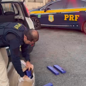 PRF apreende 35 kg de maconha em veículo com casal e criança de 3 anos na BR-262, próximo a Nova Serrana