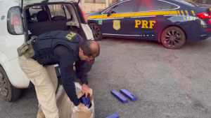PRF apreende 35 kg de maconha em ve&iacute;culo com casal e crian&ccedil;a de 3 anos na BR-262, pr&oacute;ximo a Nova Serrana