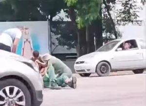 Motociclista fica ferido ap&oacute;s batida com carro em Ita&uacute;na