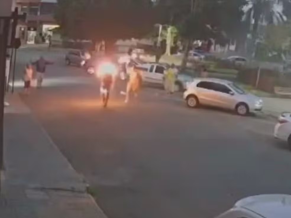 Homem queimado em praça de Carmo da Mata morre em hospital de Divinópolis; suspeito preso segue detido.