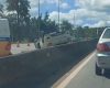 Carro capota e causa congestionamento próximo ao Vila Romana, na MG-050 em Divinópolis