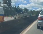 Carro capota e causa congestionamento próximo ao Vila Romana, na MG-050 em Divinópolis
