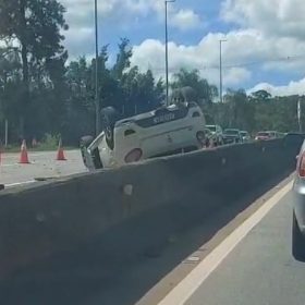 Carro capota e causa congestionamento próximo ao Vila Romana, na MG-050 em Divinópolis