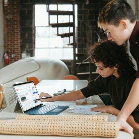Saiba como a ausência de proteção digital expõe pequenas empresas a riscos severos e entenda a importância de resguardar a integridade dos seus dados corporativos.