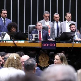 Câmara aprova fim da escala 6×1 com jornada máxima de 40 horas semanais