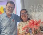 Ganhadora da cesta do dia das mães, Sônia Santos retirou seu prêmio