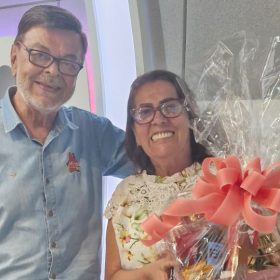 Ganhadora da cesta do dia das mães, Sônia Santos retirou seu prêmio