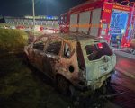 Carro pega fogo e fica destruído em Contagem