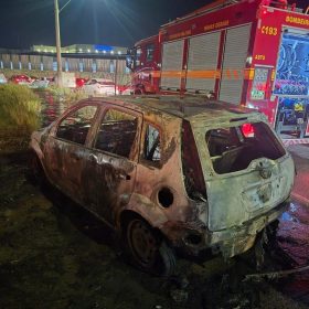 Carro pega fogo e fica destru&iacute;do em Contagem