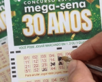 Mega-Sena 30 anos tem prêmio elevado para R$ 320 milhões e movimenta apostadores em todo o país