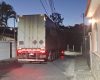 Carreta fica presa em fiação e mobiliza Corpo de Bombeiros em Formiga