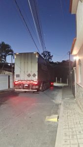 Carreta fica presa em fiação e mobiliza Corpo de Bombeiros em Formiga