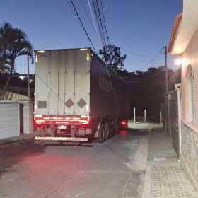 Carreta fica presa em fiação e mobiliza Corpo de Bombeiros em Formiga