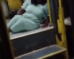Cadeirante se arrasta para descer de ônibus em Divinópolis; caso provoca indignação