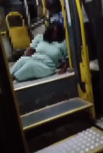 Cadeirante se arrasta para descer de ônibus em Divinópolis; caso provoca indignação