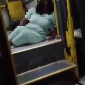 Cadeirante se arrasta para descer de ônibus em Divinópolis; caso provoca indignação