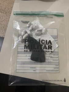 Meia com drogas e bilhete é encontrada em caixas de marmitas no Presídio Pio Canedo
