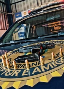 Após ser preso com arma e munições, homem oferece dinheiro aos guardas em troca de liberdade