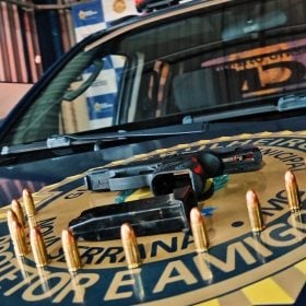 Após ser preso com arma e munições, homem oferece dinheiro aos guardas em troca de liberdade
